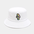 Dettaglio del ricamo a fungo arcobaleno su un cappello a secchiello in cotone bianco - 56-58cm / Fungo da Sogno Bianco