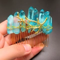 Detail eines handgefertigten Haarkamms mit goldenen Zweigen und blauen Kristallen - Hellblauer Kristall + Goldener Kamm Zweig