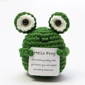 Détail d'une grenouille verte tricotée à la main tenant une carte de motivation - Grenouille vert automne