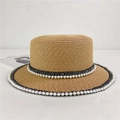 Detalle de un sombrero de paja vintage con adornos de perlas y cintas de encaje - M (56-58cm) Ajustable / Café Claro