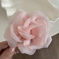Pinza per capelli a fiore in tessuto rosa double-face con eleganti petali di chiffon - Pinza per capelli / Rosa