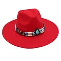 Vue détaillée d'un chapeau fedora rouge avec un ruban ethnique en perles et turquoise - Taille unique / Rouge (Rouge 9.5cm [Bead Band])