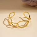 Dettaglio del bracciale aperto placcato oro 18K con texture ovale e maglie a catena - Oro