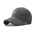 Dettaglio del cappellino grigio in cotone con ricamo bianco 3D del numero 7 frontale - Regolabile / Grigio
