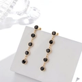 Boucles d'oreilles pendantes en acier titane doré avec cinq zircons noirs verticaux - Pendentif Long Or Noir (ER-492)