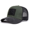 Dettaglio del cappello trucker verde militare e nero con rete e patch ricamata - Regolabile / Verde Militare