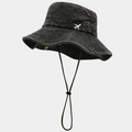 Détail d'un bob en denim lavé avec broderie d'avion et cordon coupe-vent ajustable - M (56-58cm) / Noir