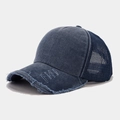Makrodetail des abgenutzten Schirms einer gewaschenen dunkelblauen Mesh-Trucker-Kappe - Marineblau