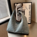 Borsa hobo in denim blu con cuciture a rombi e rifiniture in pelle marrone - Azzurro
