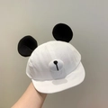 Schattige witte baby baseballpet met zwarte 3D-oren en een zachte katoenen klep - Platte pet / Wit
