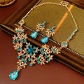 Détail de bijoux vintage avec cristaux bleus et strass sur fond de tissu vert - Parure Collier et Boucles d'Oreilles 2 Pièces (Bleu) / Or/Bleu