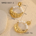 Dimensiones y peso detallados de los pendientes de perlas con cuerno dorado sobre fondo crema - Oro de 18K / Dorado (NMSE-E651-2)