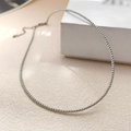 Elegante collana girocollo di perle argentate da 2mm su una scatola per gioielli bianca - 2mm Grigio