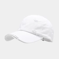 Gros plan des détails usés et des bords effilochés sur une casquette en coton blanc - Blanc