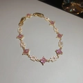Detail van gouden armband met roze vierkante stenen en glinsterende kristallen pavé - 15# Armband-Goud-Roze