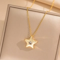 Collar de estrella minimalista bañado en oro de 18K con cristal en joyero beige - Collar de Estrella Dorado
