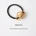 Minimalistische zwarte haarelastiek met een mat gouden metalen schakelketting bedel - 4 Kleine Ringen - Goud