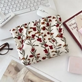 Dettaglio ricamo floreale su borsa da toilette in velluto a coste e accessori - Fiore del Vento Beige