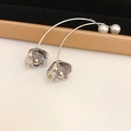 Detalle de pendientes plateados de metal líquido con barra curva y perla blanca - Pendientes de Botón de Perla y Flor Plateada (Pasador de Plata 925) / Plateado