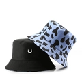 Dettaglio di un cappello pescatore reversibile con ricamo a sorriso e stampa mucca - Doppio Lato Sorriso Stampa Muccata / Stampa Muccata Blu Nero