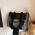 Ρετρό τσάντα tote με μοτίβο houndstooth, μαύρο δερμάτινο καπάκι και φαρδύ λουράκι ώμου - Houndstooth Μαύρο
