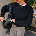 Vue latérale d'un cardigan noir en tricot avec sac tressé et pantalon à motif léopard - S / Noir
