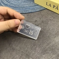 Detaillierte Nahaufnahme einer transparenten Silikonform für Fingernägel mit Herzmotiven - 092-Herz Hase Kreuz