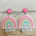 Detail von Glitzer-Pink-Ohrstecker und Acryl-Ohrring mit Regenbogen und Principal-Text - Schulleiter