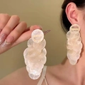 Primer plano de pendientes largos de concha con discos circulares en una modelo real - Estilo de Pasador de Plata / 9# Pin de Plata - Blanco (Disco de Concha Estilo Largo)