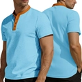Détail de la texture jacquard gaufre bleu clair et du col orange sur ce polo Henley - Rose bonbon