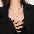 Détail de colliers argentés superposés avec chaîne en chevrons et pendentif cube minimaliste - Cube à double couche / Argenté