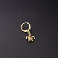 Orecchino a cerchio huggie dorato con ciondolo a forma di tartaruga marina su sfondo nero - Stile Tartaruga Marina (336-3#)