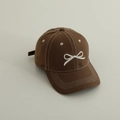 Détail d'une casquette en coton marron avec broderie nœud blanc et surpiqûres contrastées - 52-54cm (Convient aux enfants de 2 à 8 ans environ) / Café