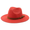 Détail d'un chapeau fedora en paille bordeaux avec ruban en daim brun et boucle dorée - M (56-58cm) / Rouge