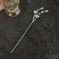 Dettaglio ravvicinato di un fermaglio per capelli argento con fiori e perle - Stile Fiore Argento