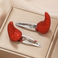 Détail de pinces à cheveux cornes de diable à paillettes rouges avec clips métalliques - Paire de pinces BB cornes de diable rouges à paillettes