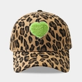 Dettaglio del cappello leopardato con cuore in peluche verde e ricami dorati - Leopardo Cuore Verde