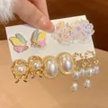 Set de 5 pares de pendientes con mariposas de esmalte y elegantes perlas de imitación - Pin de Plata Blanco Multicolor (Juego de 10 Piezas)