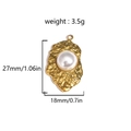 Vue détaillée du pendentif cœur fleur doré avec perle et mesures de 27mm de hauteur - Style Irrégulier à Texture Martelée (Style 9)