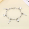 Dettaglio di bracciale in acciaio inossidabile argento con ciondoli a cuore e chiave su base - Stile Acciaio (KB58026-Z)