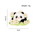 Spilla in smalto a forma di panda con fiori, peso 4g e dimensioni 3cm x 2,2cm - Panda nell'erba