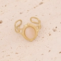 Makroaufnahme Goldring mit rosa Opal-Inlay und Seiltextur auf hellem Steinhintergrund - Nude Ovaler Cabochon Stil (5#)