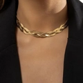 Nahaufnahme einer goldenen dreilagigen Blade-Chain-Halskette an einem Model - Halskette / Gold