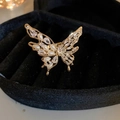 Dettaglio ravvicinato di un anello a farfalla dorato con perle e zirconi in scatola nera - Placcatura in oro reale (Aperto regolabile) / Oro