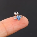 Orecchino a cuore con freccia in acciaio inox con zircone blu sulla punta del dito - Argento
