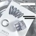 Dettaglio macro della polvere per unghie silver cat's eye su punte stiletto - Polvere Specchio Occhio di Gatto Galvanizzato Aurora 02 (Grigio Argento)