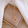 Détail du pendentif gourde en or rose serti de strass sur son support à bijoux - Style Chiot Pierre Dansante Or Rose (B301)