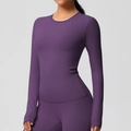 Détail du tissu brossé double face sur le haut de sport violet foncé et le legging assorti - Violet Foncé