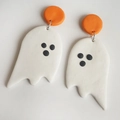 Orecchini a fantasma bianco fatti a mano in argilla con perno arancione per Halloween - Stile Fantasma