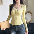 Top aderente giallo in maglia a coste a maniche lunghe con dettagli in pizzo sullo scollo - S / Giallo